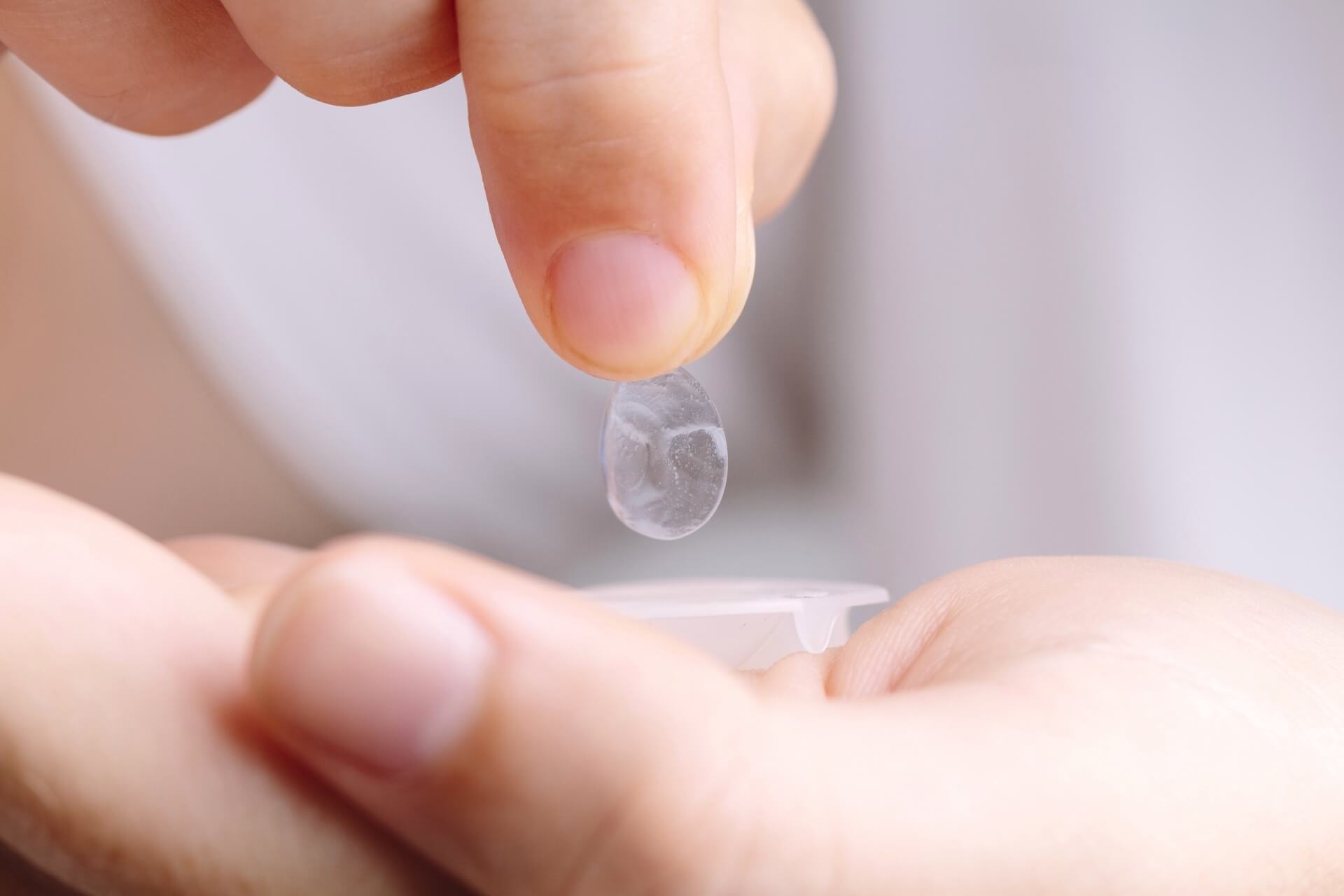 手のひらに乗るコンタクトレンズ
