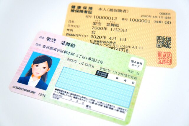 テーブルに置かれた日本の身分証明書