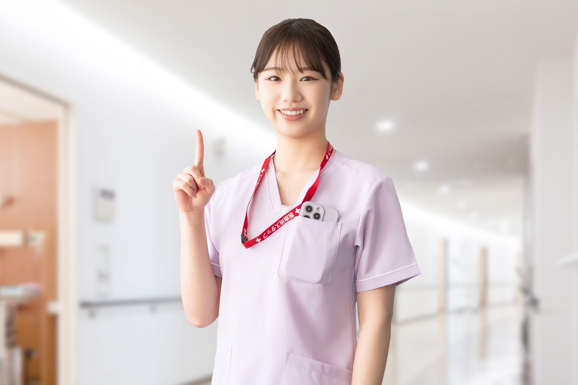 廊下で指差す若い看護師