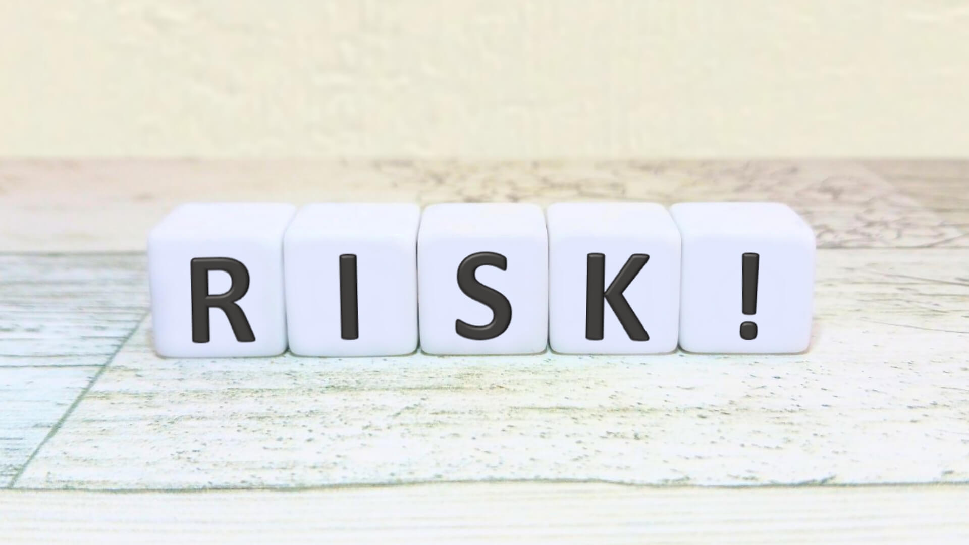 テーブル上のリスク文字ブロック