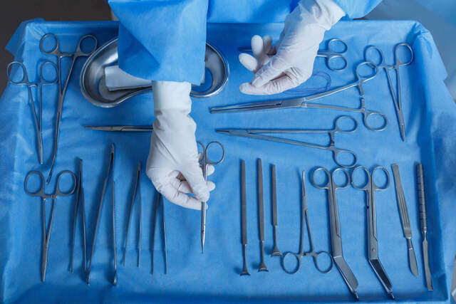 手術準備中の手術器具セット