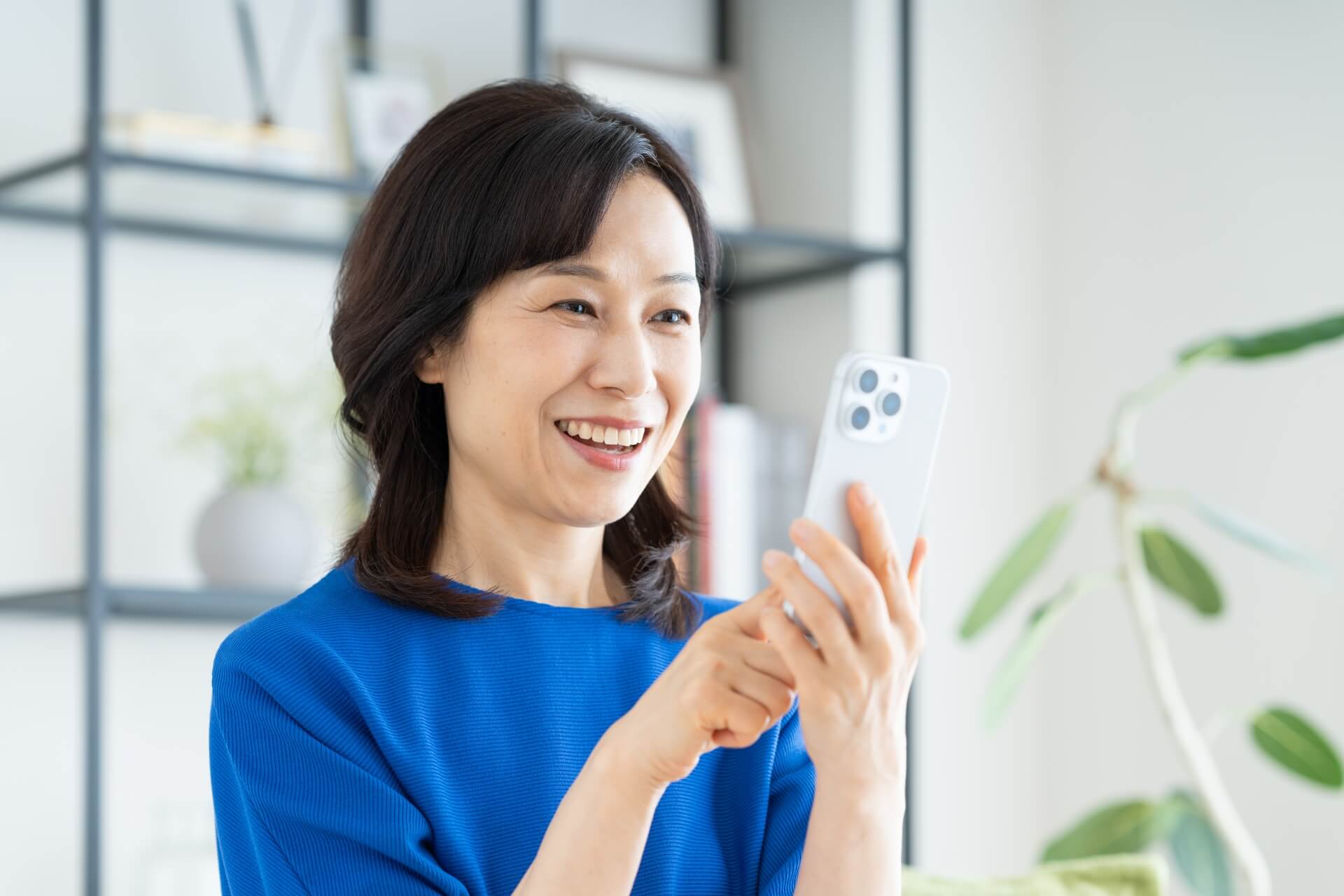 スマホを操作する笑顔の女性